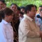 Presiden Prabowo Subianto bersama Menkomdigi Meutya Hafid di SMK Negeri 2, Kabupaten Kepulauan Talaud, Provinsi Sulut, pada Sabtu (9/5/2026). (Tangkapan Layar Youtube BPMI Setpres)