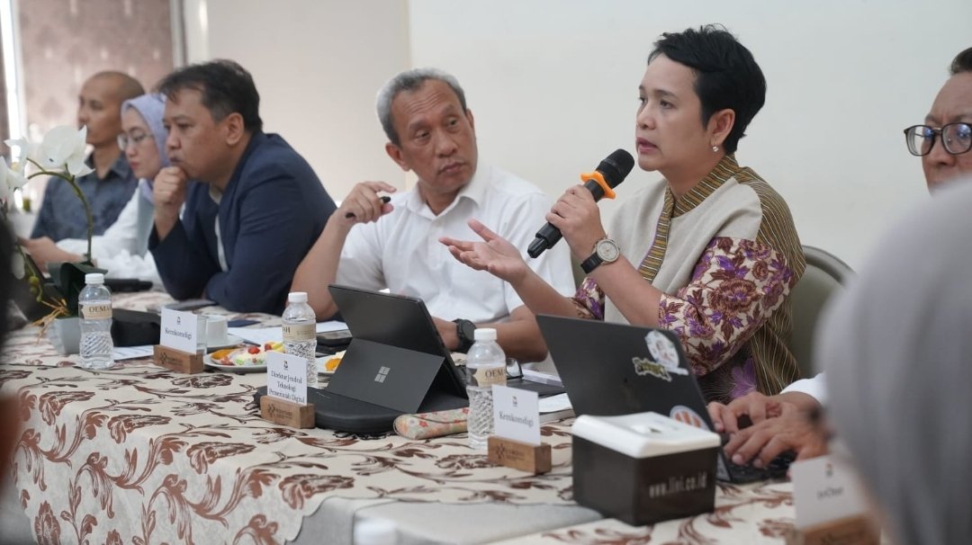 Direktur Jenderal Teknologi Pemerintah Digital Kementerian Komunikasi dan Digital, Mira Tayyiba dalam Diskusi Redaksi bersama media nasional di Jakarta, Senin (18/5/2026) mengatakan dengan sistem digital, proses penyaluran bansos akan lebih transparan, cepat, dan adil karena semuanya berbasis data dan sistem. Foto: KPM Kemkomdigi