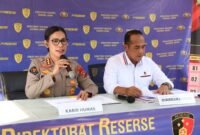 Polisi menangkap dua tersangka pasangan suami istri di Banyuwangi, Jawa Timur, serta menyelamatkan tiga calon PMI ilegal, Kamis (7/5/2026). Foto: Istimewa