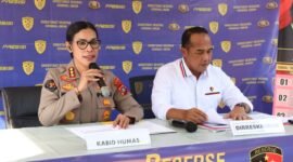 Polisi menangkap dua tersangka pasangan suami istri di Banyuwangi, Jawa Timur, serta menyelamatkan tiga calon PMI ilegal, Kamis (7/5/2026). Foto: Istimewa