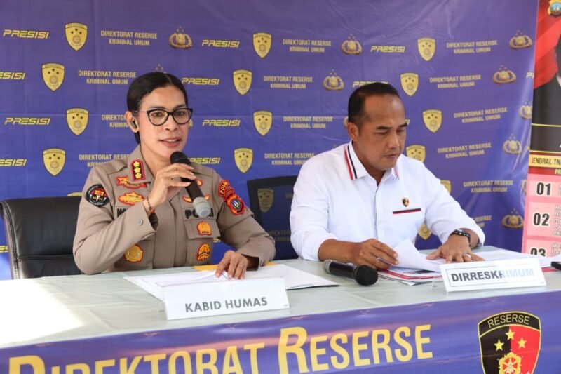 Polisi menangkap dua tersangka pasangan suami istri di Banyuwangi, Jawa Timur, serta menyelamatkan tiga calon PMI ilegal, Kamis (7/5/2026). Foto: Istimewa
