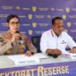 Polisi menangkap dua tersangka pasangan suami istri di Banyuwangi, Jawa Timur, serta menyelamatkan tiga calon PMI ilegal, Kamis (7/5/2026). Foto: Istimewa