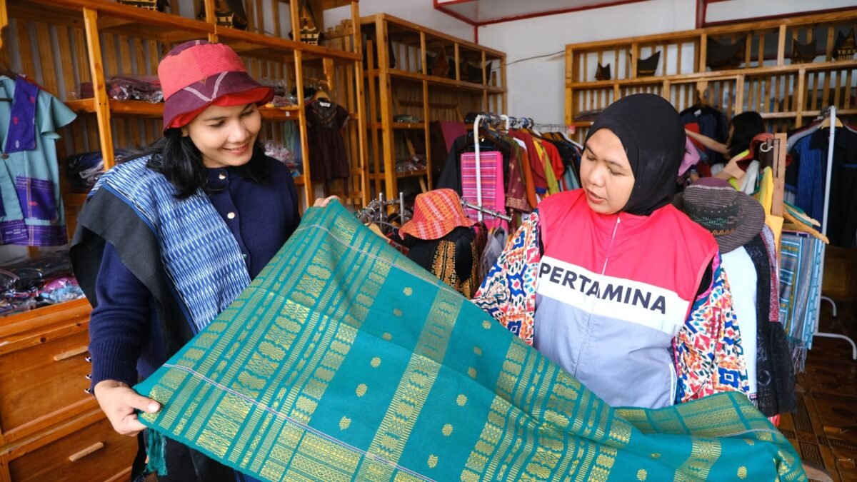 Pertamina Patra Niaga Regional Sumbagut terus mendorong ekonomi kreatif berbasis budaya lokal melalui dukungannya kepada UMKM, salah satunya Sakkamadeha Gallery and Workshop di Desa Lumban Suhi Suhi Toruan. Foto: Istimewa