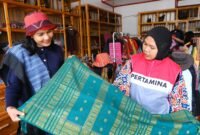 Pertamina Patra Niaga Regional Sumbagut terus mendorong ekonomi kreatif berbasis budaya lokal melalui dukungannya kepada UMKM, salah satunya Sakkamadeha Gallery and Workshop di Desa Lumban Suhi Suhi Toruan. Foto: Istimewa