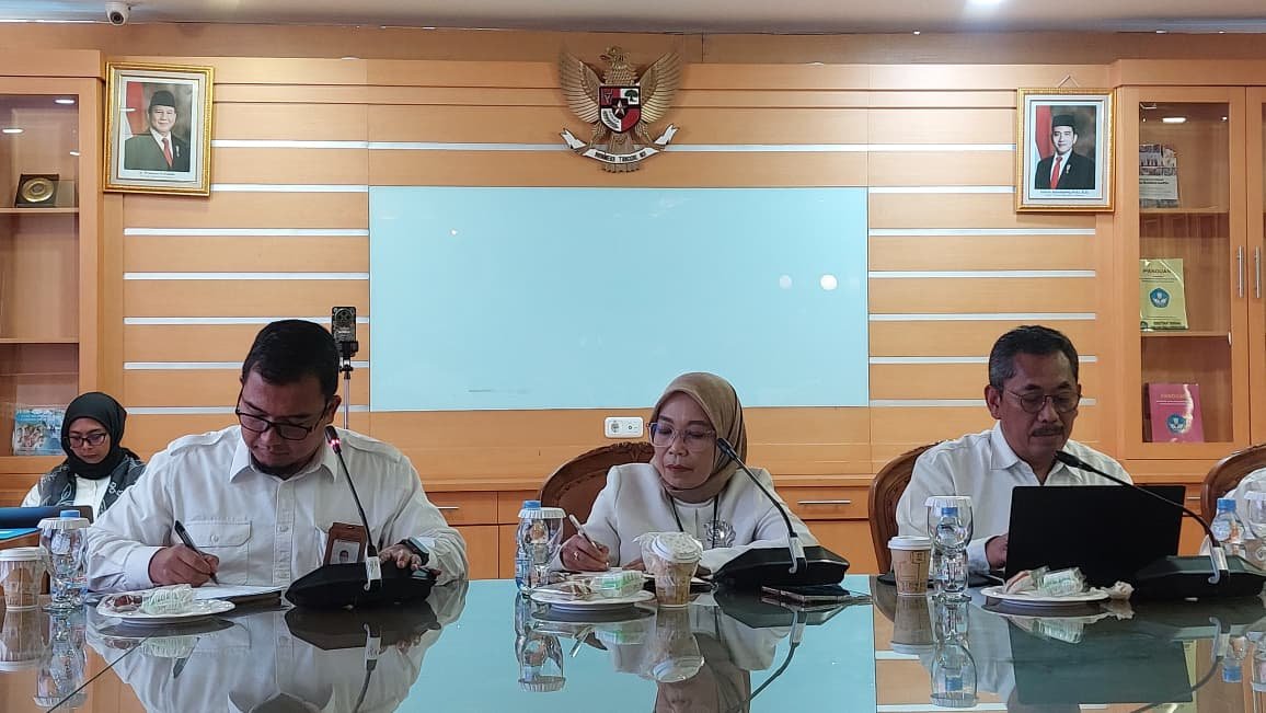 Direktur Jenderal Guru dan Tenaga Kependidikan (GTK) Kemendikdasmen, Nunuk Suryani (tengah) dalam Taklimat Media di Kantor Kemendikdasmen, Jakarta, Senin (11/5/2026) (Foto: Istimewa)

