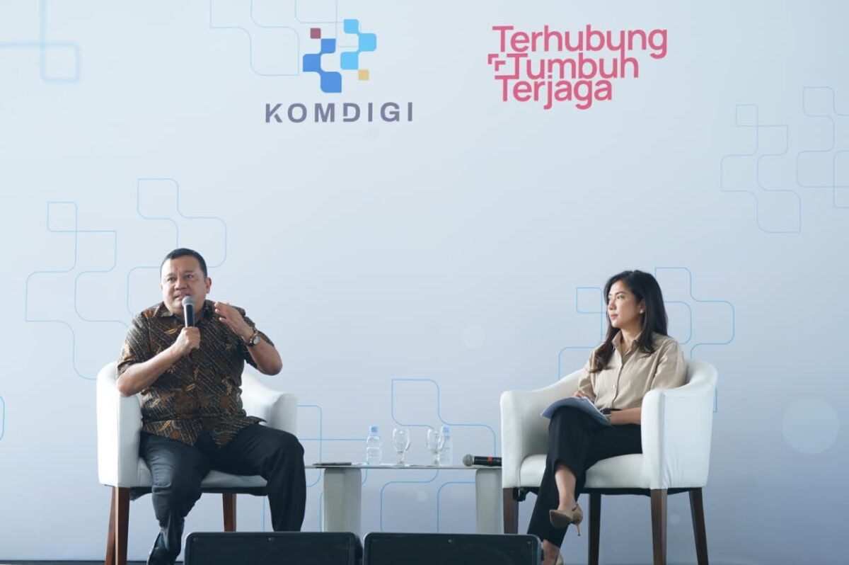 Direktur Jenderal Ekosistem Digital Kementerian Komunikasi dan Digital (Kemkomdigi), Edwin Hidayat Abdullah didampingi Dirjen Komunikasi Publik dan Media Komdigi, Fifi Aleyda Yahya dalam konferensi pers tentang registrasi SIM card menggunakan biometrik di Jakarta, Jumat (29/5/2026). Foto: Amiri Yandi/InfoPublik-IGID Komdigi