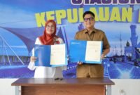 Kepala Diskominfo Kepri Hendri Kurniadi dan Kepala Stasiun TVRI Kepri Yenni Marlinda menandatangani Memorandum of Understanding (MoU) di Ruang Rapat TVRI Kepri, Dompak, Senin (4/5/2026). Foto: Diskominfo Kepri