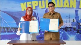 Kepala Diskominfo Kepri Hendri Kurniadi dan Kepala Stasiun TVRI Kepri Yenni Marlinda menandatangani Memorandum of Understanding (MoU) di Ruang Rapat TVRI Kepri, Dompak, Senin (4/5/2026). Foto: Diskominfo Kepri