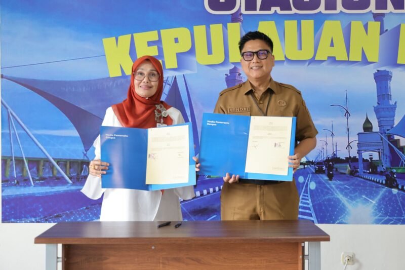 Kepala Diskominfo Kepri Hendri Kurniadi dan Kepala Stasiun TVRI Kepri Yenni Marlinda menandatangani Memorandum of Understanding (MoU) di Ruang Rapat TVRI Kepri, Dompak, Senin (4/5/2026). Foto: Diskominfo Kepri