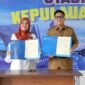 Kepala Diskominfo Kepri Hendri Kurniadi dan Kepala Stasiun TVRI Kepri Yenni Marlinda menandatangani Memorandum of Understanding (MoU) di Ruang Rapat TVRI Kepri, Dompak, Senin (4/5/2026). Foto: Diskominfo Kepri