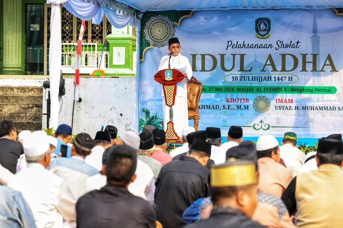 Gubernur Kepri Ansar Ahmad menjadi khatib Salat Iduladha 1447 Hijriah tingkat Provinsi Kepulauan Riau sekaligus bertindak sebagai khatib, di Lapangan Masjid Al Fudhola, Bengkong Permai, Kota Batam, Rabu (27/5/2026). Foto: Diskominfo Kepri 