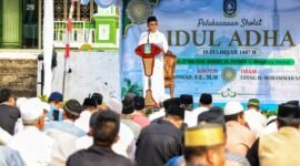 Gubernur Kepri Ansar Ahmad menjadi khatib Salat Iduladha 1447 Hijriah tingkat Provinsi Kepulauan Riau sekaligus bertindak sebagai khatib, di Lapangan Masjid Al Fudhola, Bengkong Permai, Kota Batam, Rabu (27/5/2026). Foto: Diskominfo Kepri 