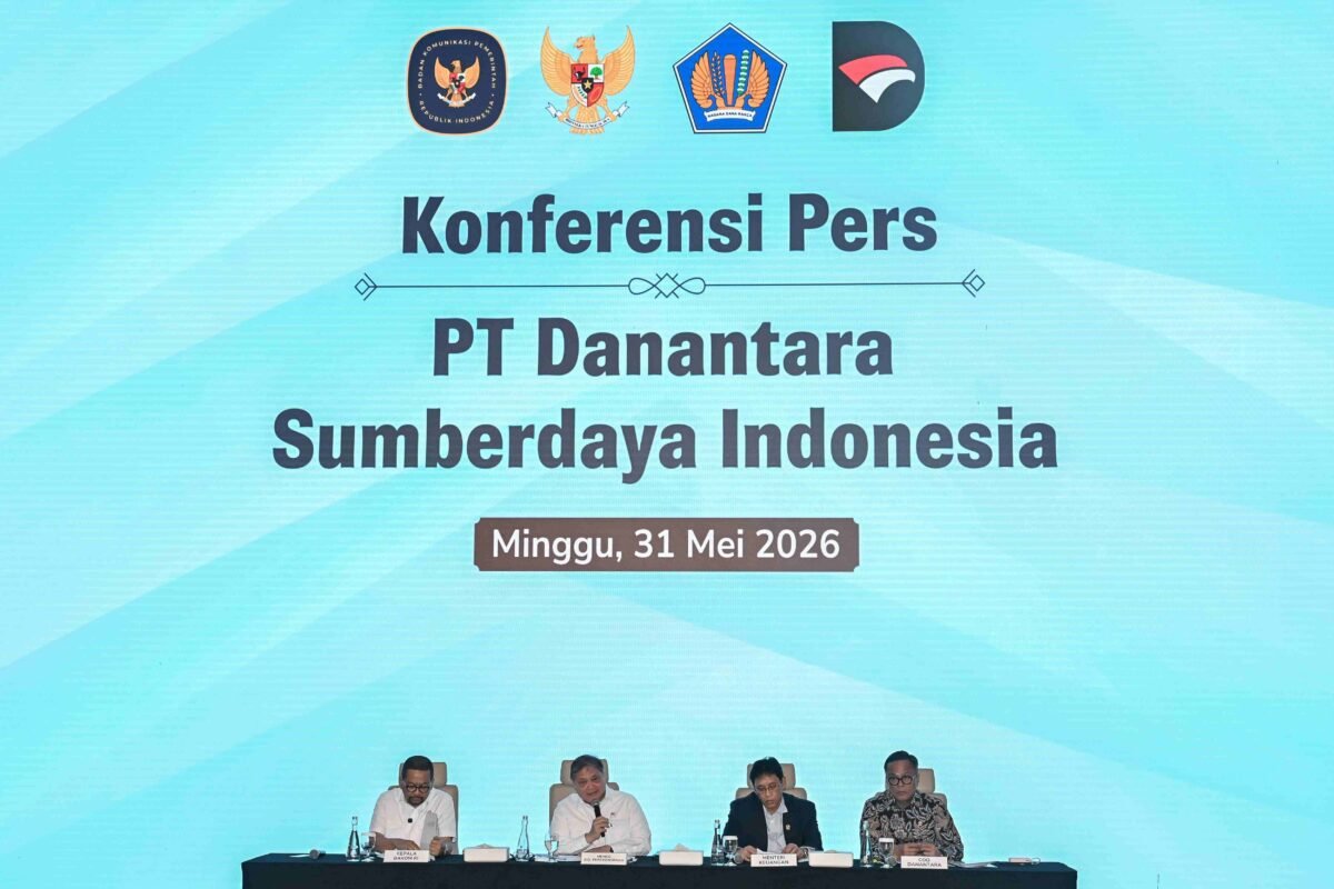 Menko Perekonomian Airlangga Hartarto (kiri) bersama Menkeu Purbaya Yudhi Sadewa (tengah) dan Chief Operating Officer (COO) Danantara sekaligus Kepala BP BUMN Dony Oskaria (kanan) menyampaikan Konferensi Pers Persiapan Operasional PT Danantara Sumberdaya Indonesia di Wisma Danantara, Jakarta, Minggu (31/5/2026). Pemerintah mulai memberlakukan ekspor tiga komoditas strategis batu bara, kelapa sawit, dan ferro alloy dalam satu pintu melalui PT Danantara Sumberdaya Indonesia (DSI) mulai Senin, 1 Juni 2026 untuk memperkuat pengawasan dan tata kelola ekspor nasional. Foto: ANTARA FOTO/Sulthony Hasanuddin/wsj