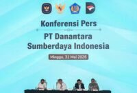 Menko Perekonomian Airlangga Hartarto (kiri) bersama Menkeu Purbaya Yudhi Sadewa (tengah) dan Chief Operating Officer (COO) Danantara sekaligus Kepala BP BUMN Dony Oskaria (kanan) menyampaikan Konferensi Pers Persiapan Operasional PT Danantara Sumberdaya Indonesia di Wisma Danantara, Jakarta, Minggu (31/5/2026). Pemerintah mulai memberlakukan ekspor tiga komoditas strategis batu bara, kelapa sawit, dan ferro alloy dalam satu pintu melalui PT Danantara Sumberdaya Indonesia (DSI) mulai Senin, 1 Juni 2026 untuk memperkuat pengawasan dan tata kelola ekspor nasional. Foto: ANTARA FOTO/Sulthony Hasanuddin/wsj