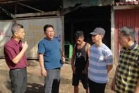 Anggota Komisi I DPRD Kota Batam, Tumbur Hutasoit, saat bersama warga membahas pengelolaan sampah di Kota Batam. Foto: Istimewa