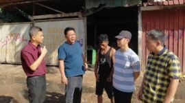 Anggota Komisi I DPRD Kota Batam, Tumbur Hutasoit, saat bersama warga membahas pengelolaan sampah di Kota Batam. Foto: Istimewa