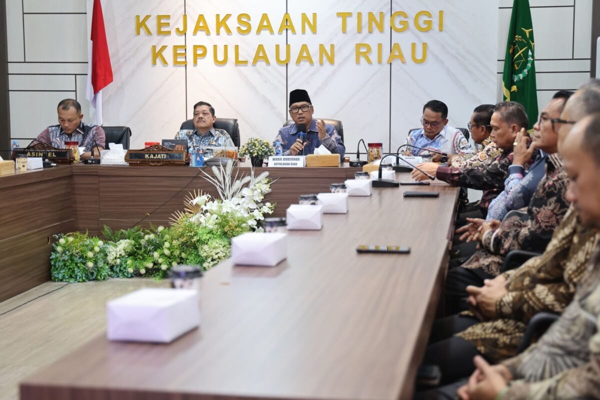 Wakil Gubernur Kepulauan Riau, Nyanyang Haris Pratamura bersama jajaran Asosiasi Badan Permusyawaratan Desa Nasional (Abpednas) melakukan audiensi bersama Kepala Kejaksaan Tinggi (Kajati) Kepri, J Devi Sudarso, di Kantor Kejati Kepri, Senggarang, Tanjungpinang, Jumat (22/5/2026). Foto: Diskominfo Kepri