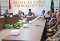 Wakil Gubernur Kepulauan Riau, Nyanyang Haris Pratamura bersama jajaran Asosiasi Badan Permusyawaratan Desa Nasional (Abpednas) melakukan audiensi bersama Kepala Kejaksaan Tinggi (Kajati) Kepri, J Devi Sudarso, di Kantor Kejati Kepri, Senggarang, Tanjungpinang, Jumat (22/5/2026). Foto: Diskominfo Kepri