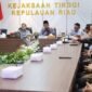 Wakil Gubernur Kepulauan Riau, Nyanyang Haris Pratamura bersama jajaran Asosiasi Badan Permusyawaratan Desa Nasional (Abpednas) melakukan audiensi bersama Kepala Kejaksaan Tinggi (Kajati) Kepri, J Devi Sudarso, di Kantor Kejati Kepri, Senggarang, Tanjungpinang, Jumat (22/5/2026). Foto: Diskominfo Kepri