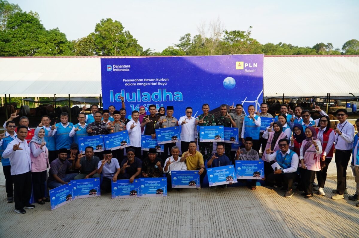 PT PLN Batam kembali menyalurkan bantuan hewan kurban pada Hari Raya Iduladha 1447 H. Foto: Istimewa