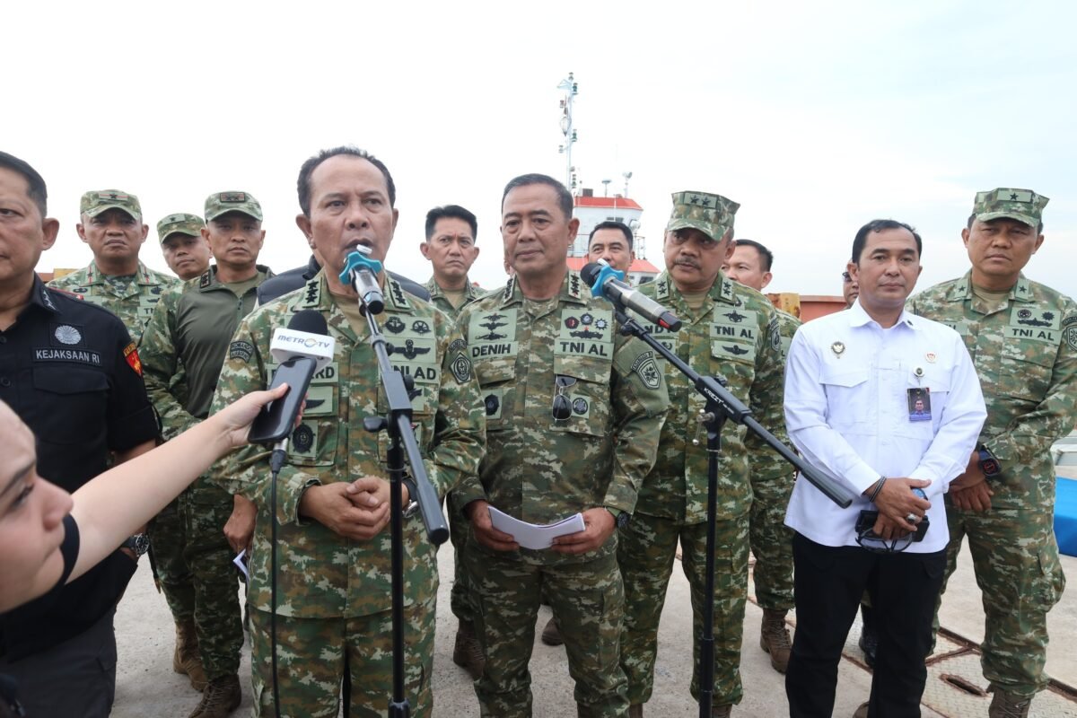 Kasum TNI Letjen TNI Richard Taruli H. Tampubolon bersama Pangkoarmada RI Laksdya TNI Denih Hendrata meninjau kapal dan barang bukti di Dermaga Kodaeral IV Batam, Selasa (26/5/2026). Foto: Istimewa