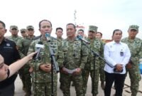 Kasum TNI Letjen TNI Richard Taruli H. Tampubolon bersama Pangkoarmada RI Laksdya TNI Denih Hendrata meninjau kapal dan barang bukti di Dermaga Kodaeral IV Batam, Selasa (26/5/2026). Foto: Istimewa