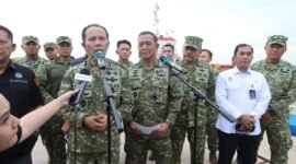 Kasum TNI Letjen TNI Richard Taruli H. Tampubolon bersama Pangkoarmada RI Laksdya TNI Denih Hendrata meninjau kapal dan barang bukti di Dermaga Kodaeral IV Batam, Selasa (26/5/2026). Foto: Istimewa