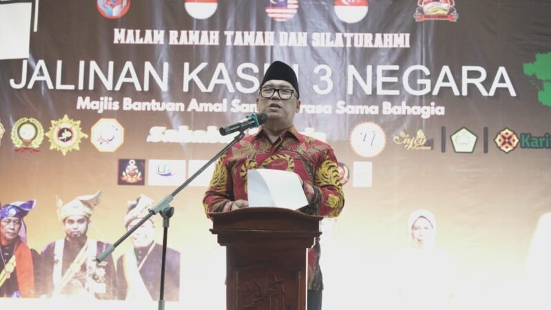Wagub Kepri Nyanyang Haris Pratamura memberikan kata sambutan pada kegiatan Bantuan Amal Jalinan Kasih 3 Negara (Sahabat Dua Roda) & Club Pemotoran serta Persilatan Bima Sakti yang digelar di Moro, Kabupaten Karimun, Sabtu (2/5/2026). Ziqri/DISKOMINFO KEPRI
