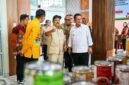 Menteri PPN/Bappenas RI Rachmat Pambudy didampingi Gubernur Kepri Ansar Ahmad melihat sejumlah produk unggulan UMKM yang dipamerkan di Gedung Dekranasda Provinsi Kepri, Tanjungpinang, Kamis (28/5/2026). Foto: Diskominfo Kepri