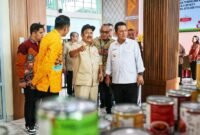 Menteri PPN/Bappenas RI Rachmat Pambudy didampingi Gubernur Kepri Ansar Ahmad melihat sejumlah produk unggulan UMKM yang dipamerkan di Gedung Dekranasda Provinsi Kepri, Tanjungpinang, Kamis (28/5/2026). Foto: Diskominfo Kepri