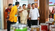 Menteri PPN/Bappenas RI Rachmat Pambudy didampingi Gubernur Kepri Ansar Ahmad melihat sejumlah produk unggulan UMKM yang dipamerkan di Gedung Dekranasda Provinsi Kepri, Tanjungpinang, Kamis (28/5/2026). Foto: Diskominfo Kepri