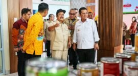 Menteri PPN/Bappenas RI Rachmat Pambudy didampingi Gubernur Kepri Ansar Ahmad melihat sejumlah produk unggulan UMKM yang dipamerkan di Gedung Dekranasda Provinsi Kepri, Tanjungpinang, Kamis (28/5/2026). Foto: Diskominfo Kepri