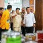 Menteri PPN/Bappenas RI Rachmat Pambudy didampingi Gubernur Kepri Ansar Ahmad melihat sejumlah produk unggulan UMKM yang dipamerkan di Gedung Dekranasda Provinsi Kepri, Tanjungpinang, Kamis (28/5/2026). Foto: Diskominfo Kepri