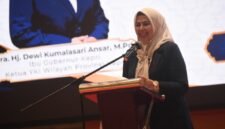 Ketua TP PKK Provinsi Kepulauan Riau sekaligus Ketua Yayasan Kanker Indonesia (YKI) Provinsi Kepulauan Riau, Dewi Kumalasari Ansar saat memberikan sambutan pada mengukuhkan Pengurus Yayasan Kanker Indonesia Kota Batam periode 2026-2031 di Wyndham Panbil, Sabtu (16/5/2026). (Dilan)
