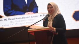 Ketua TP PKK Provinsi Kepulauan Riau sekaligus Ketua Yayasan Kanker Indonesia (YKI) Provinsi Kepulauan Riau, Dewi Kumalasari Ansar saat memberikan sambutan pada mengukuhkan Pengurus Yayasan Kanker Indonesia Kota Batam periode 2026-2031 di Wyndham Panbil, Sabtu (16/5/2026). (Dilan)