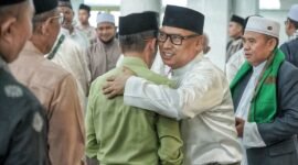 Wakil Gubernur Kepri, Nyanyang Haris Pratamura bersilaturahmi bersama warga usai melaksanakan Salat Iduladha 1447 H masyarakat Kabupaten Lingga di Masjid Besar Azzulfa, Jalan Kartini, Dabo Lama, Kecamatan Singkep, Rabu (27/5/2026). Foto: Diskominfo Kepri