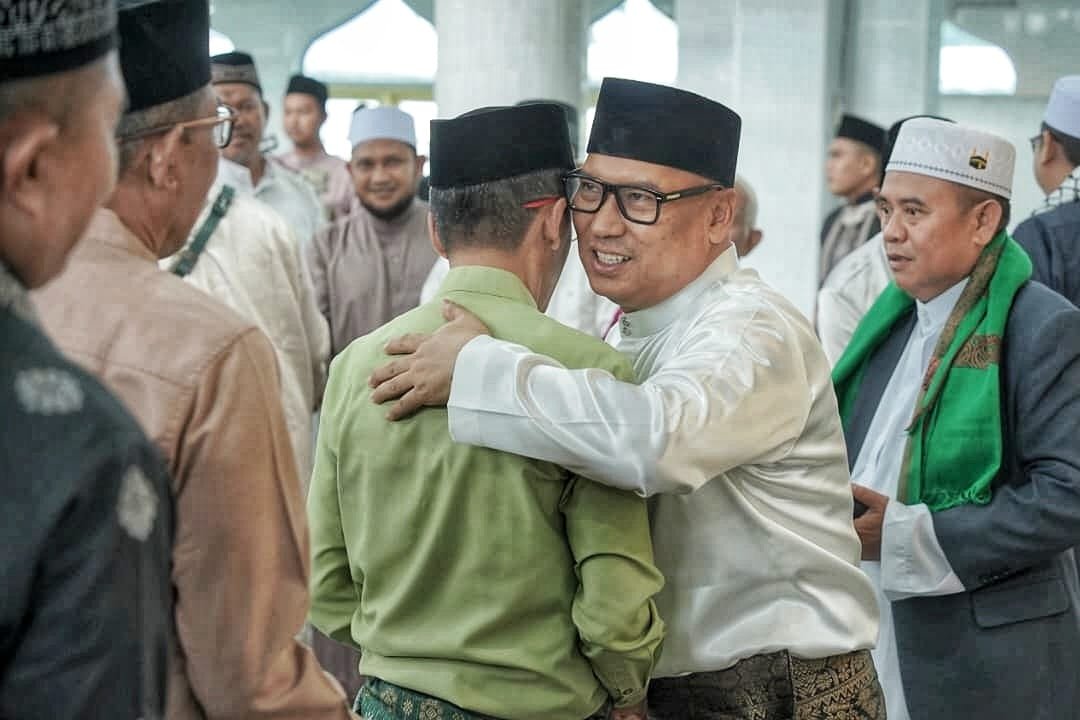 Wakil Gubernur Kepri, Nyanyang Haris Pratamura bersilaturahmi bersama warga usai melaksanakan Salat Iduladha 1447 H masyarakat Kabupaten Lingga di Masjid Besar Azzulfa, Jalan Kartini, Dabo Lama, Kecamatan Singkep, Rabu (27/5/2026). Foto: Diskominfo Kepri