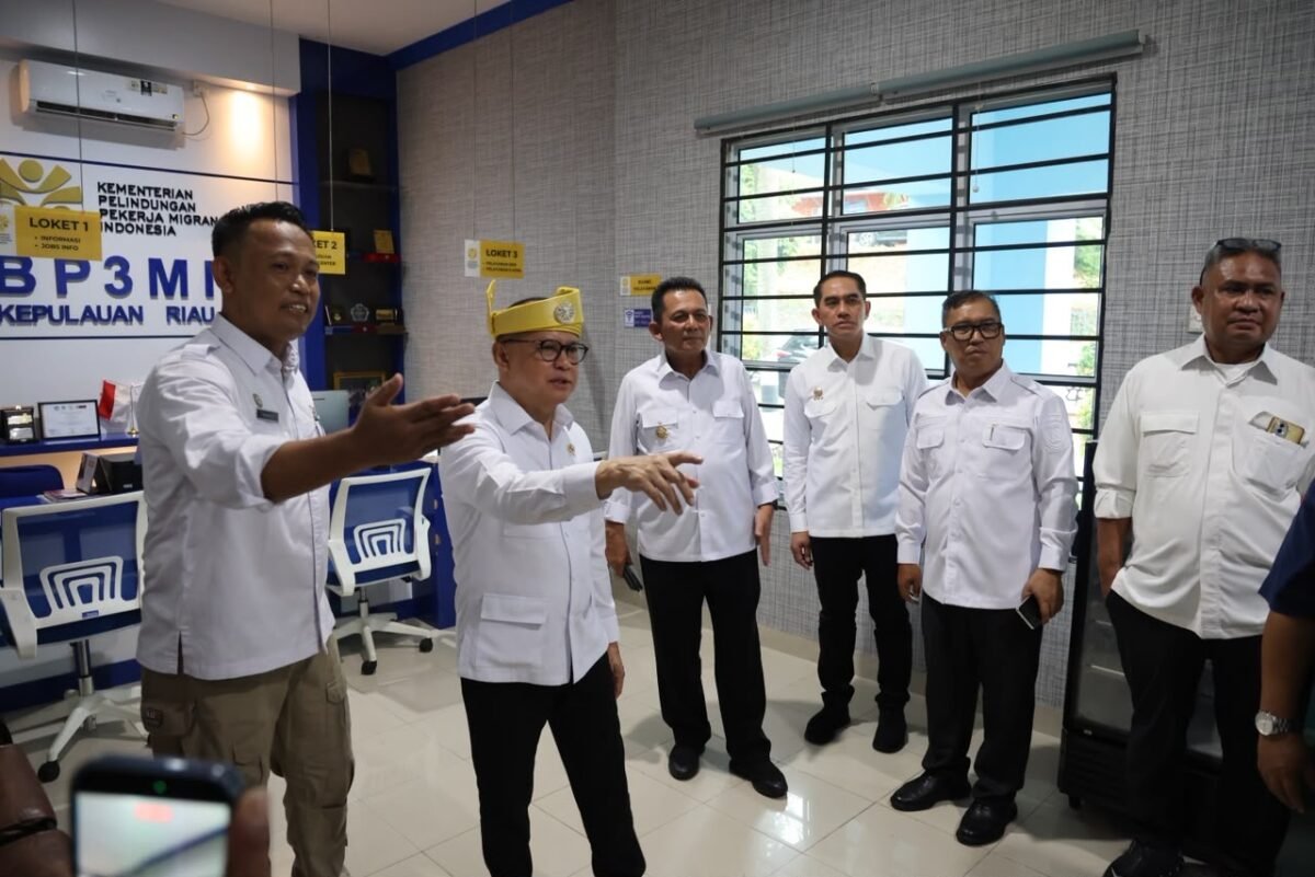 Menteri Pelindungan Pekerja Migran Indonesia (P2MI), Mukhtarudin (Bertanjak), didampingi Gubernur Kepri Ansar Ahmad dan Wagub Nyanyang Haris Pratamura meninjau Kantor Balai Pelayanan Pelindungan Pekerja Migran Indonesia (BP3MI) Kepulauan Riau di Tanjungpinang, Senin (8/6/2026). Foto: Diskominfo Kepri