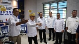 Menteri Pelindungan Pekerja Migran Indonesia (P2MI), Mukhtarudin (Bertanjak), didampingi Gubernur Kepri Ansar Ahmad dan Wagub Nyanyang Haris Pratamura meninjau Kantor Balai Pelayanan Pelindungan Pekerja Migran Indonesia (BP3MI) Kepulauan Riau di Tanjungpinang, Senin (8/6/2026). Foto: Diskominfo Kepri