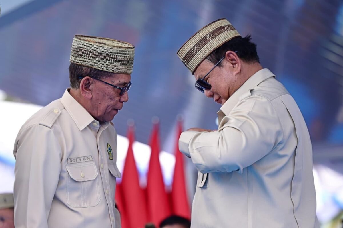 Presiden Prabowo Subianto menerima penghargaan Lencana Emas Adi Bhakti Tani Nelayan Maha Utama dari Kontak Tani Nelayan Andalan (KTNA) Nasional pada Puncak Pekan Nasional (PENAS) Petani dan Nelayan XVII Tahun 2026 di Sport Center Limboto, Kabupaten Gorontalo, Provinsi Gorontalo, pada Rabu (24/6/2026). BPMI Setpres