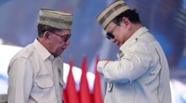 Presiden Prabowo Subianto menerima penghargaan Lencana Emas Adi Bhakti Tani Nelayan Maha Utama dari Kontak Tani Nelayan Andalan (KTNA) Nasional pada Puncak Pekan Nasional (PENAS) Petani dan Nelayan XVII Tahun 2026 di Sport Center Limboto, Kabupaten Gorontalo, Provinsi Gorontalo, pada Rabu (24/6/2026). BPMI Setpres