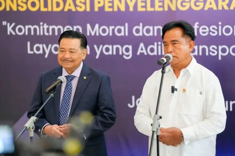 Menteri Koordinator Bidang Hukum, HAM, Imigrasi, dan Pemasyarakatan Yusril Ihza Mahendra (kanan) memberikan keterangan kepada media, di Jakarta, Senin (8/6/2026). ANTARA/HO-Kemenko Kumham Imipas RI