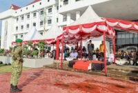 Wakil Gubernur Kepulauan Riau Nyanyang Haris Pratamura bertindak sebagai Inspektur Upacara pada Peringatan Hari Lahir Pancasila Tingkat Provinsi Kepulauan Riau Tahun 2026 digelar di Halaman Kantor Gubernur Kepulauan Riau, Dompak, Senin (1/6/2026). Foto: Diskominfo Kepri