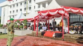 Wakil Gubernur Kepulauan Riau Nyanyang Haris Pratamura bertindak sebagai Inspektur Upacara pada Peringatan Hari Lahir Pancasila Tingkat Provinsi Kepulauan Riau Tahun 2026 digelar di Halaman Kantor Gubernur Kepulauan Riau, Dompak, Senin (1/6/2026). Foto: Diskominfo Kepri