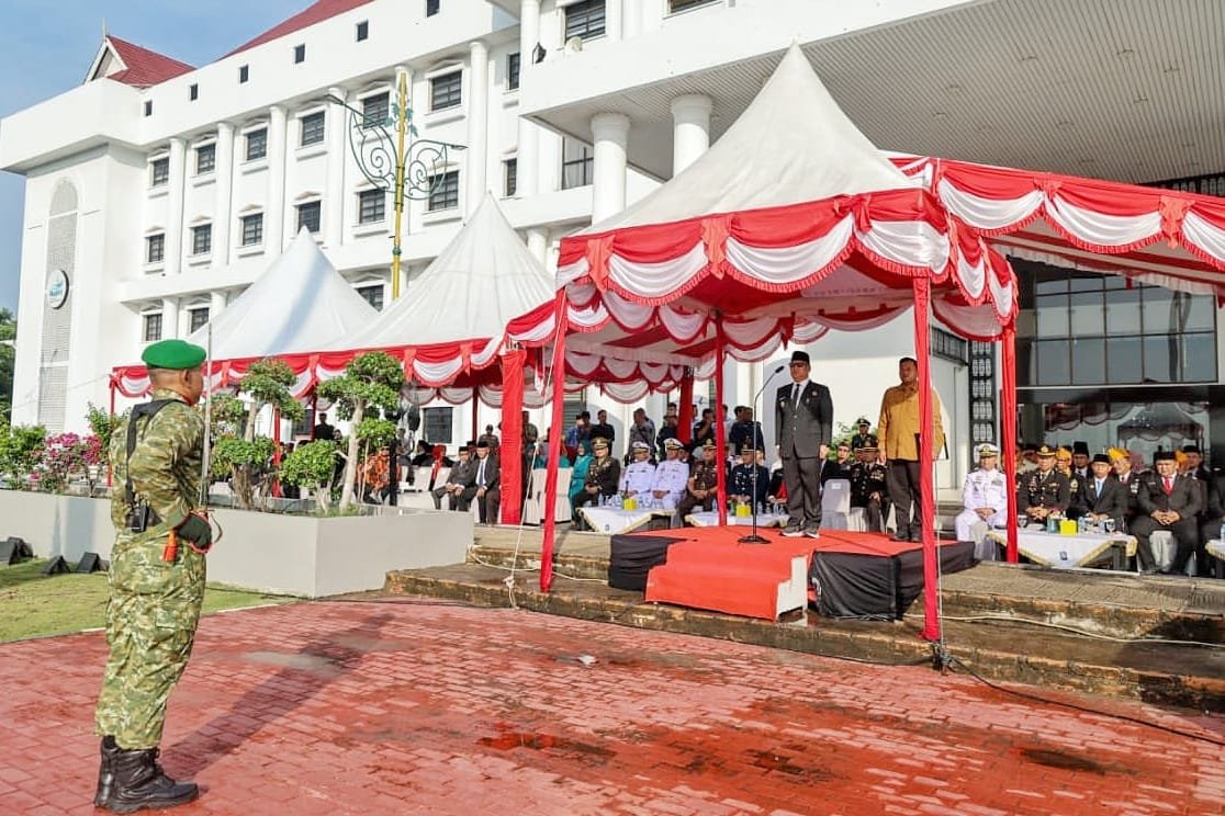 Wakil Gubernur Kepulauan Riau Nyanyang Haris Pratamura bertindak sebagai Inspektur Upacara pada Peringatan Hari Lahir Pancasila Tingkat Provinsi Kepulauan Riau Tahun 2026 digelar di Halaman Kantor Gubernur Kepulauan Riau, Dompak, Senin (1/6/2026). Foto: Diskominfo Kepri