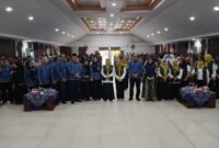 Ketua BKOW Kepri Nenny Dwiyana Nyanyang(tengah) didampingi pejabat Dinas Pendidikan dan BNN Provinsi Kepri berfoto bersama para siswa dalam kegiatan BKOW Kepri Goes to School di SMKN 1 Batam, Rabu (17/6/2026). Foto: Diskominfo Kepri