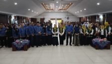 Ketua BKOW Kepri Nenny Dwiyana Nyanyang(tengah) didampingi pejabat Dinas Pendidikan dan BNN Provinsi Kepri berfoto bersama para siswa dalam kegiatan BKOW Kepri Goes to School di SMKN 1 Batam, Rabu (17/6/2026). Foto: Diskominfo Kepri
