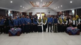 Ketua BKOW Kepri Nenny Dwiyana Nyanyang(tengah) didampingi pejabat Dinas Pendidikan dan BNN Provinsi Kepri berfoto bersama para siswa dalam kegiatan BKOW Kepri Goes to School di SMKN 1 Batam, Rabu (17/6/2026). Foto: Diskominfo Kepri