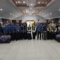 Ketua BKOW Kepri Nenny Dwiyana Nyanyang(tengah) didampingi pejabat Dinas Pendidikan dan BNN Provinsi Kepri berfoto bersama para siswa dalam kegiatan BKOW Kepri Goes to School di SMKN 1 Batam, Rabu (17/6/2026). Foto: Diskominfo Kepri