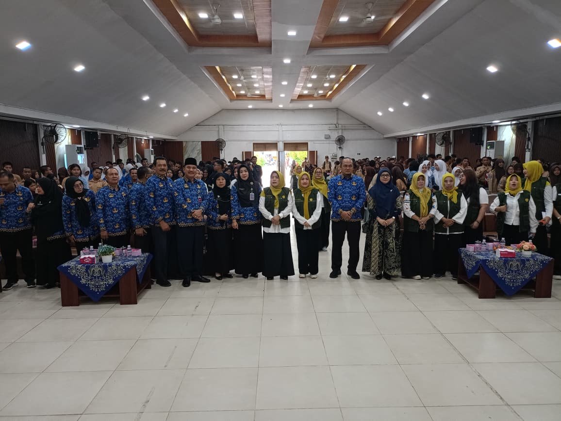 Ketua BKOW Kepri Nenny Dwiyana Nyanyang(tengah) didampingi pejabat Dinas Pendidikan dan BNN Provinsi Kepri berfoto bersama para siswa dalam kegiatan BKOW Kepri Goes to School di SMKN 1 Batam, Rabu (17/6/2026). Foto: Diskominfo Kepri